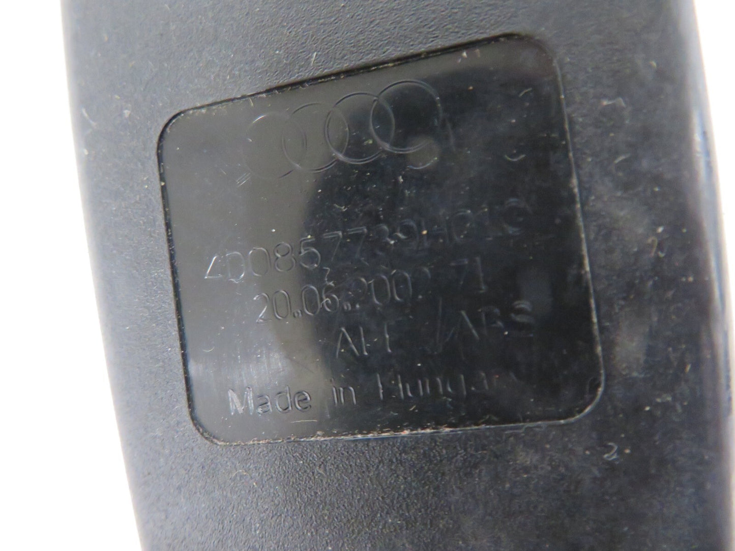 AUDI A8 D2 REAR SEAT BELT BUCKLE 4D0857739 1998-2002 A1652-11