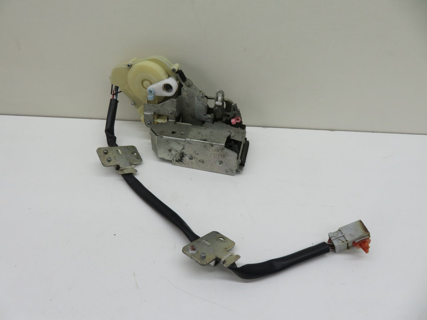 HONDA CRV MK2 NSR PASSENGER REAR DOOR LOCK CATCH 2002-2006 #1200-4