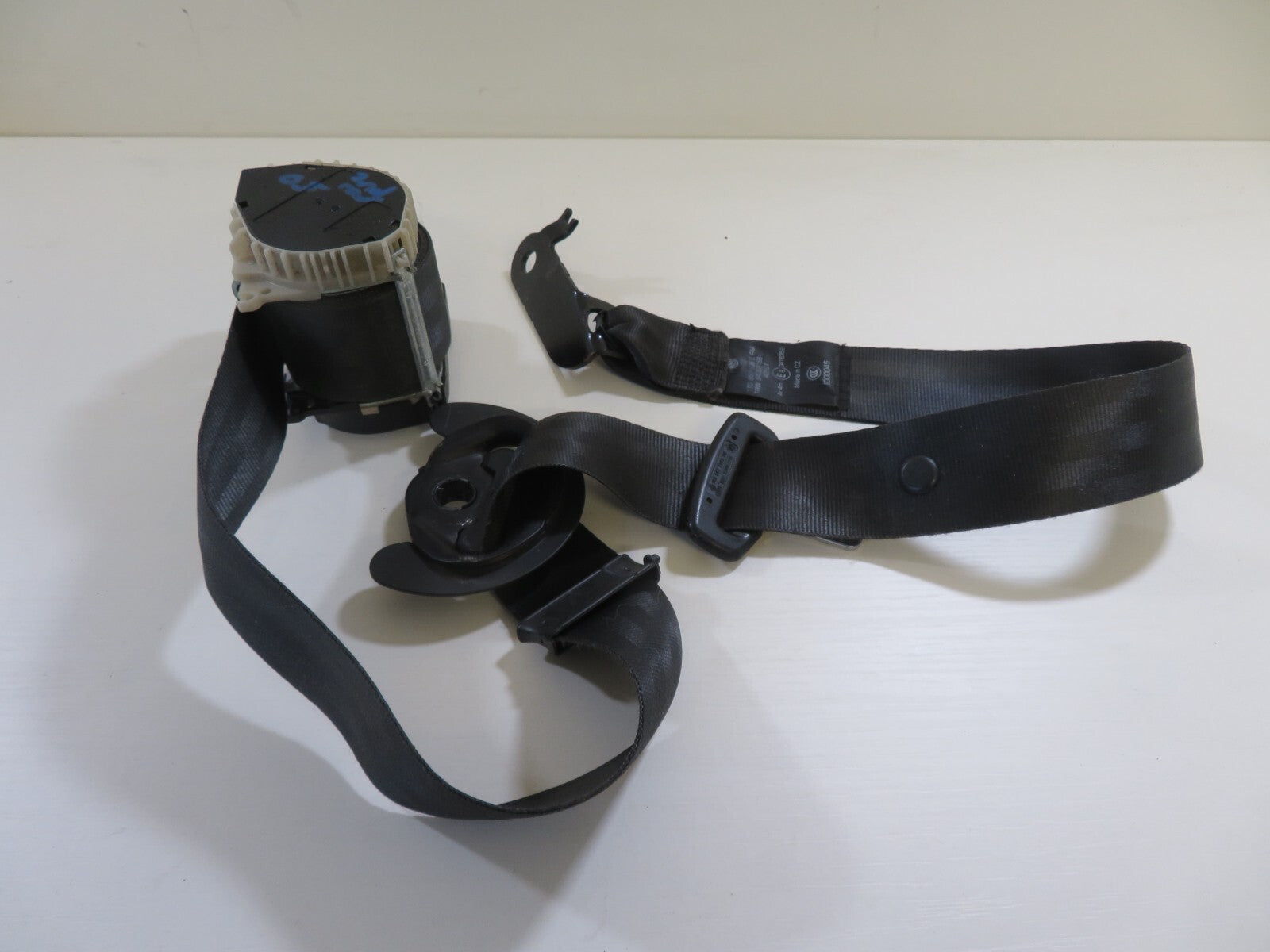 VOLKSWAGEN VW TOURAN REAR SEAT BELTS MIDDLE THIRD ROW CADDY 2K 2003-2009 1347-2