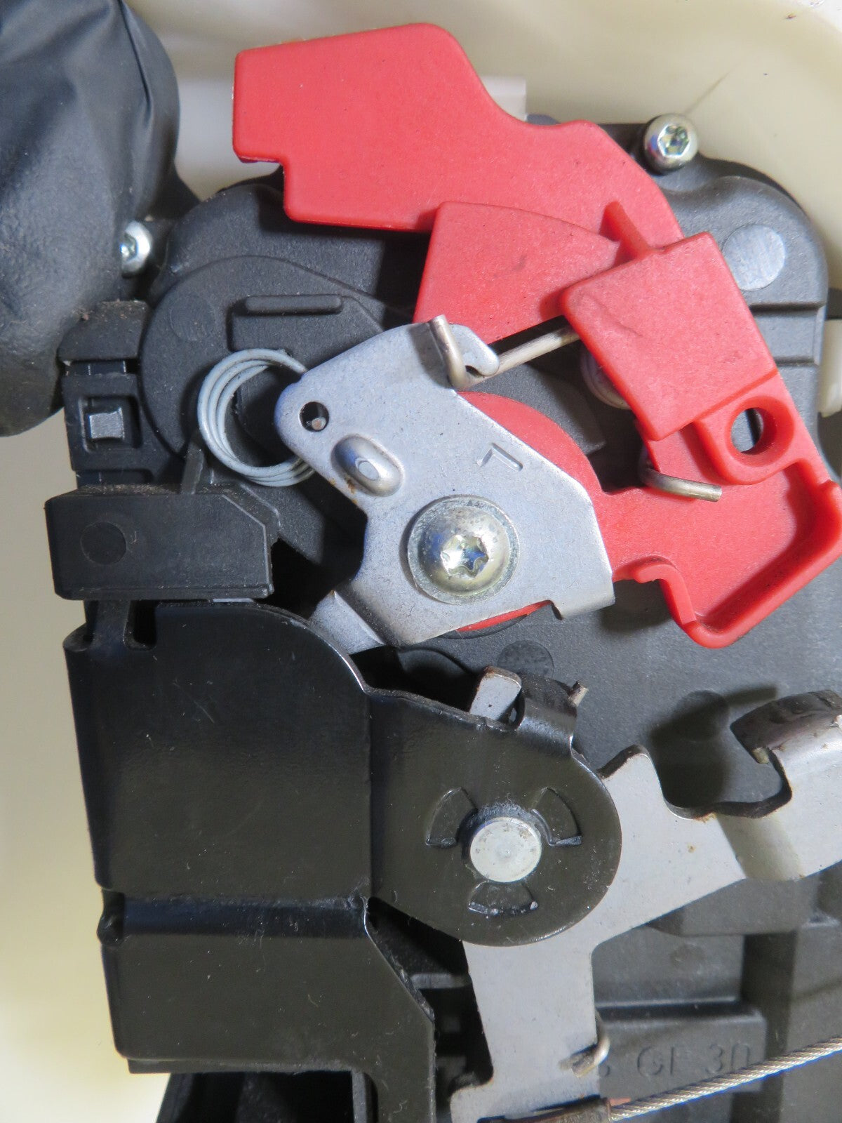 VW TOURAN NSF PASSENGER FRONT DOOR LOCK CATCH 2003-2009 1701-2