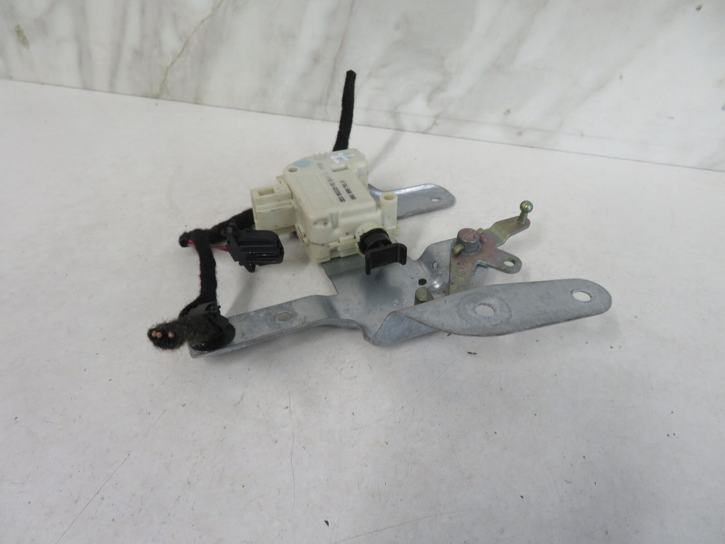 VOLKSWAGEN VW BEETLE FUEL FLAP ACTUATOR 3B0959781A 1999-2005 1641-7