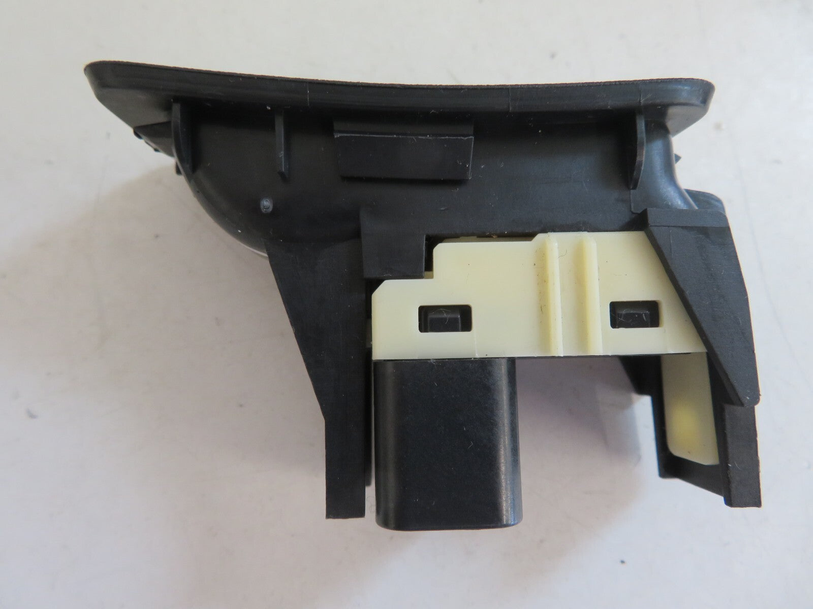 PEUGEOT 4007 OSR DRIVER SIDE SEAT FOLD DOWN SWITCH 8610A048 2007-2012 1315-17