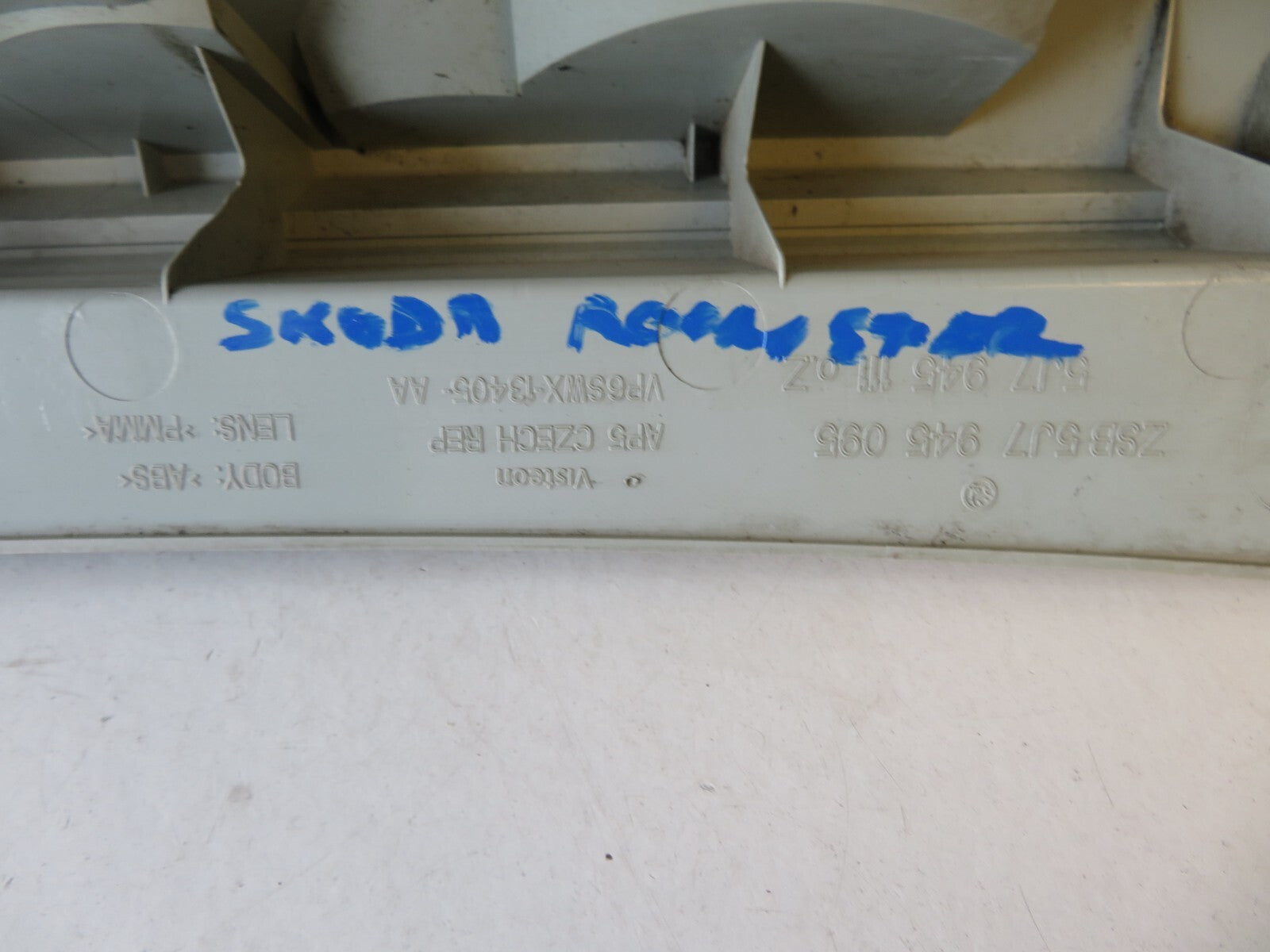 SKODA ROOMSTER NS PASSENGER REAR TAIL LIGHT 5j7945095 2007-2013