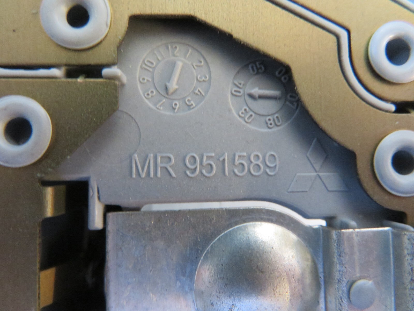 MITSUBISHI COLT INTERIOR ROOF COURTESY LIGHT MR951589 2002-2008 B7