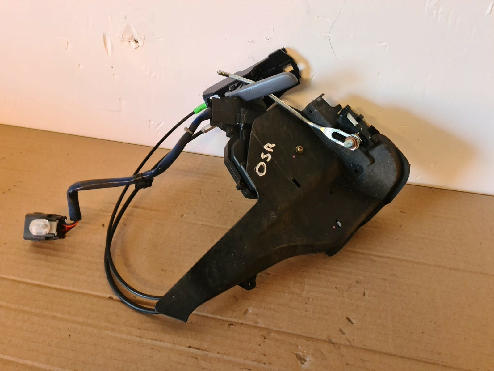 TOYOTA RAV 4 OSR DOOR LOCK CATCH 2000-2004 035DR