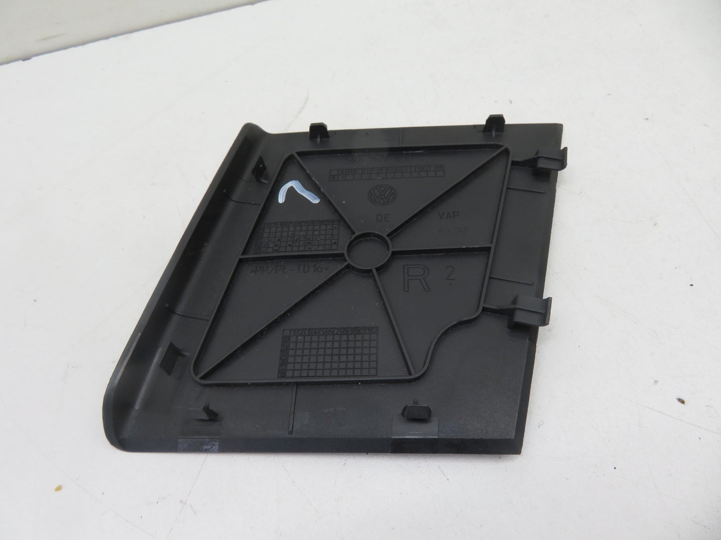 VW GOLF MK6 REAR LIGHT ACCESS TRIM OS 5K6867658 2009-2013 1500-7