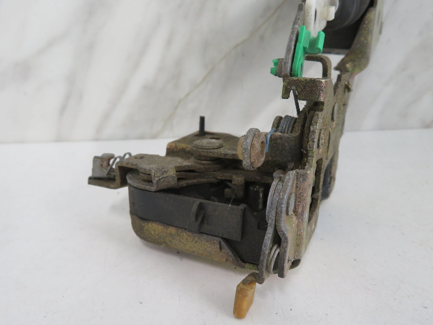 VOLVO V40 NSR PASSENGER REAR DOOR LOCK CATCH 1995-2004 AMS-8