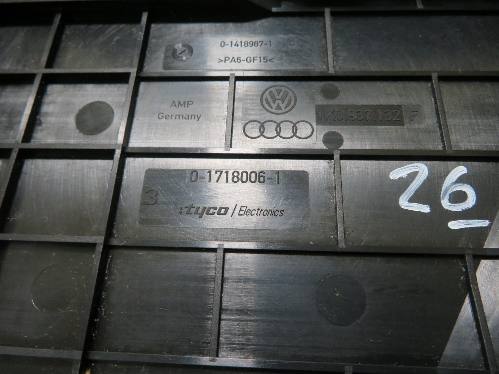 VOLKSWAGEN VW TOURAN ENGINE BAY FUSE BOX COVER 1K0937132 2003-2009 1701-26