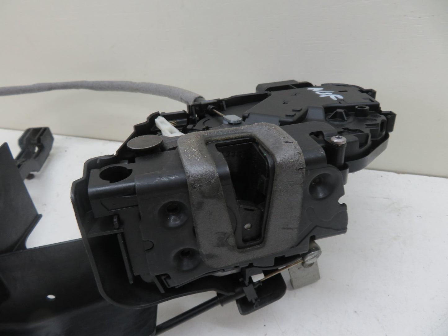 FORD S MAX NSF PASSENGER DOOR LOCK CATCH 8M2A-R21813-CA 2006-2014 1302-1