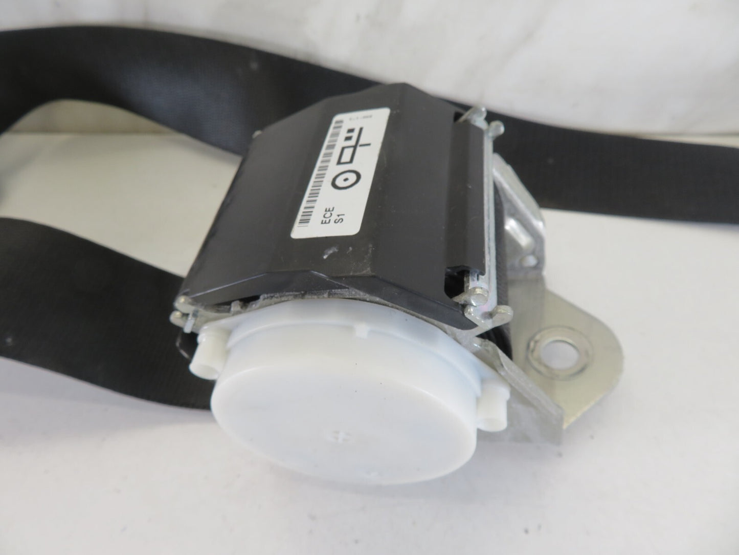 BMW 1 SERIES E88 NS PASSENGER FRONT SEAT BELT 34024008 2007-2013 A1119-5