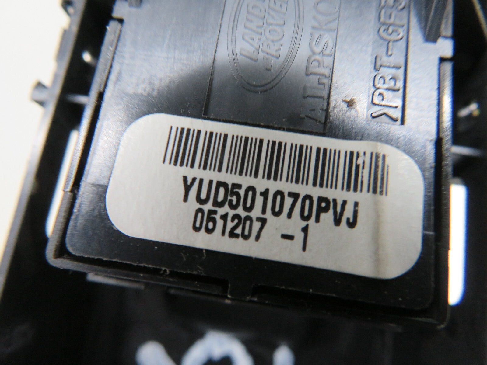 LAND ROVER DISCOVERY 3 REAR WINDOW SWITCH YUD501070 2005-2009 1212-6