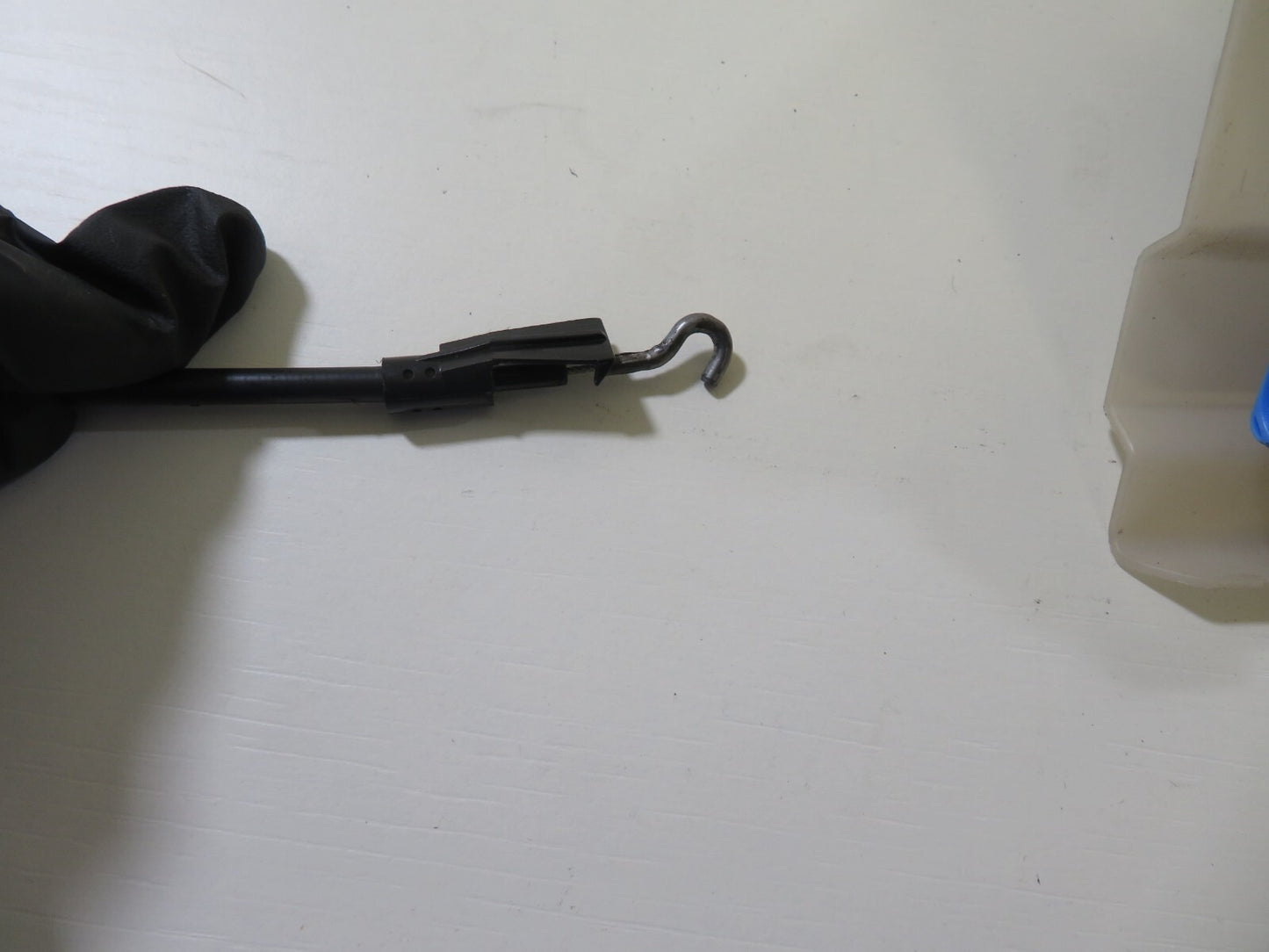 VW TOURAN NSR PASSENGER REAR DOOR LOCK CATCH 2003-2009 1701-4