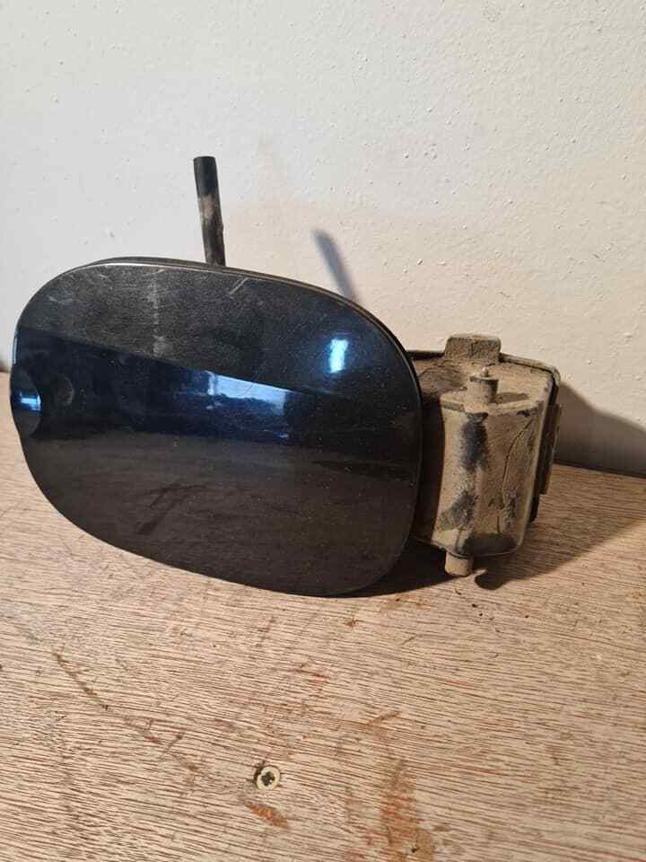 RENAULT MODUS 2004-2008 FUEL TANK DOOR FLAP WHOLE MECHANISM IN BLACK A01