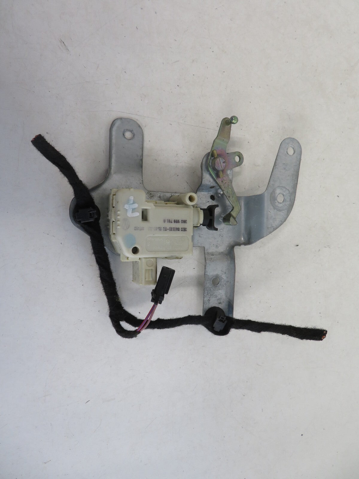 VOLKSWAGEN VW BEETLE FUEL FLAP ACTUATOR 3B0959781A 1999-2005 1641-7