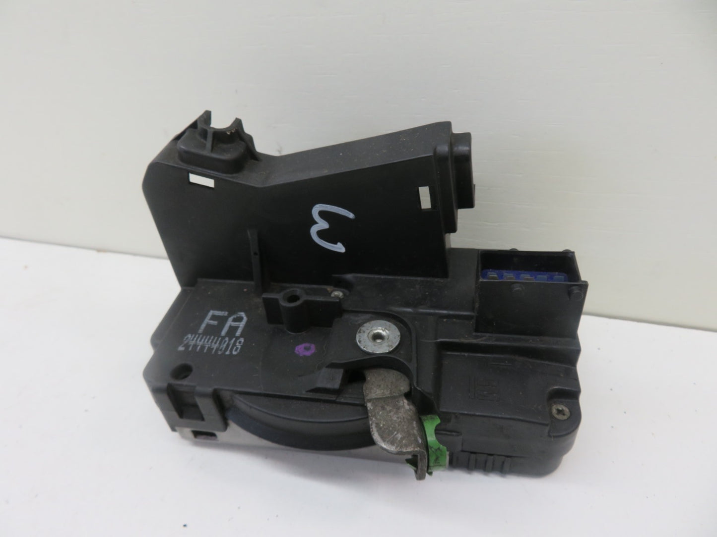 VAUXHALL ZAFIRA A NSF PASSENGER DOOR LOCK CATCH 24444818 1999-2005 1353-3