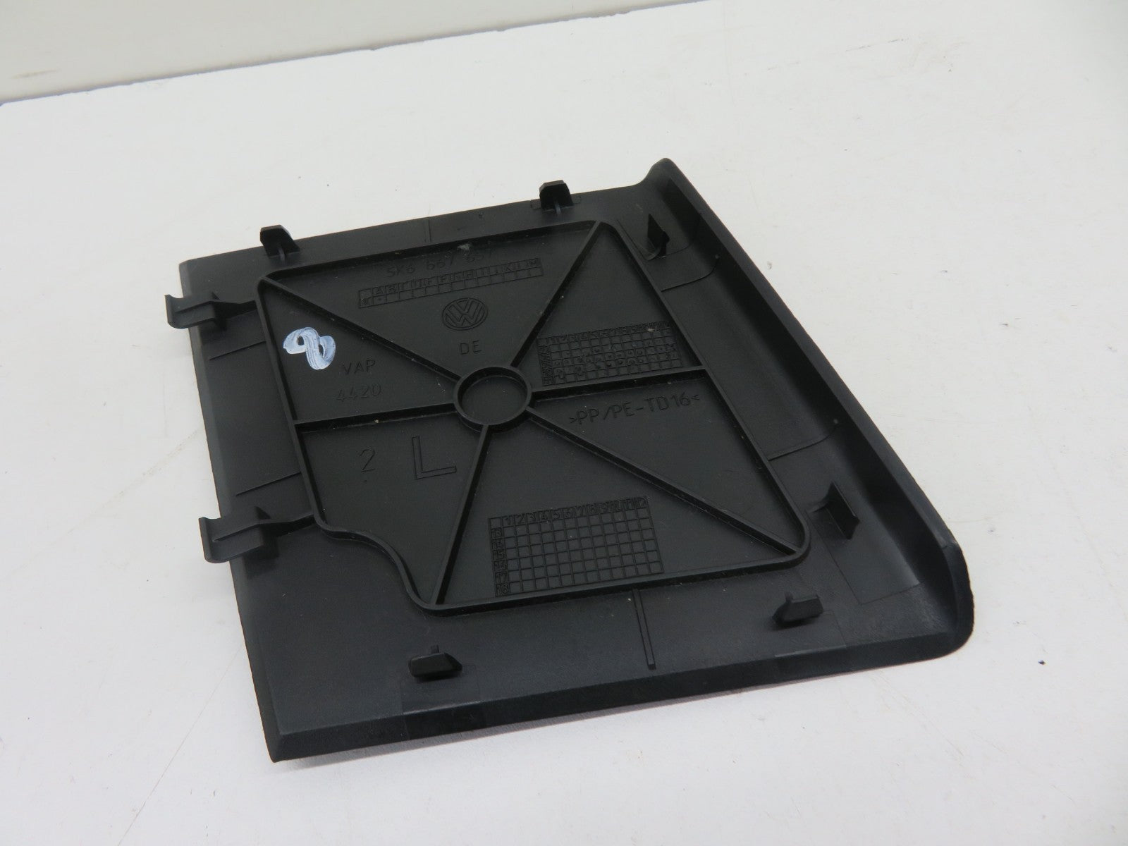 VW GOLF MK6 REAR LIGHT ACCESS TRIM NS PASSENGER 5K6867657 2009-2013 1500-8