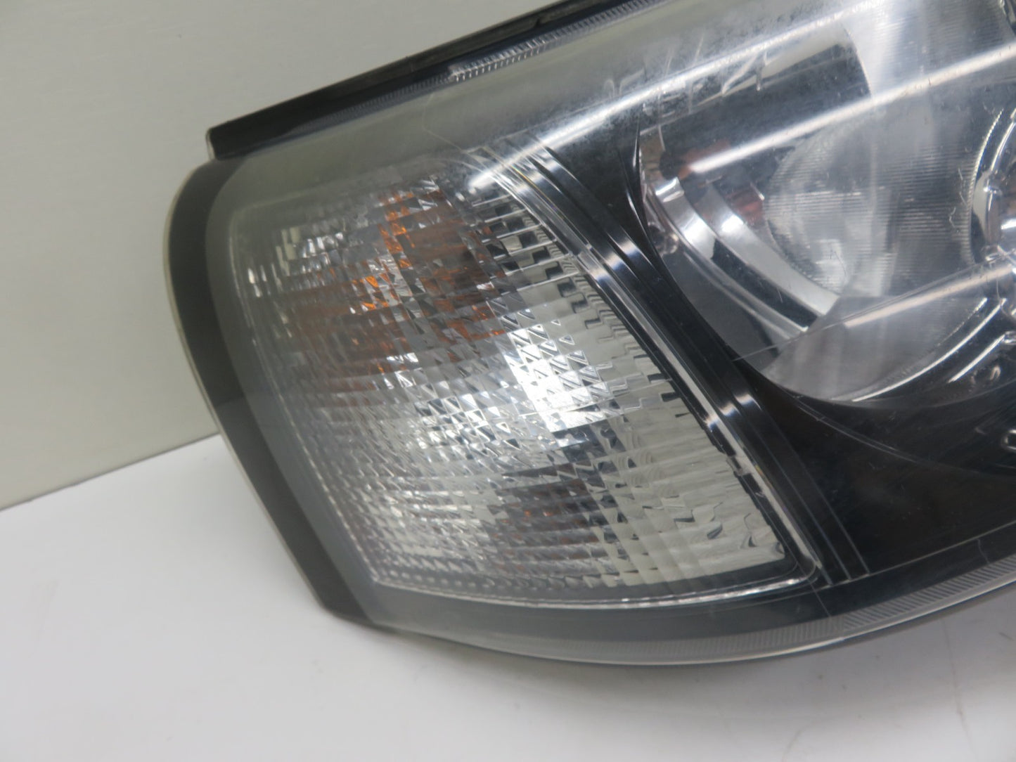 LAND ROVER FREELANDER 1 OS DRIVER HEADLIGHT (BOTTOM BRACKETS BROKEN) 2004-2006