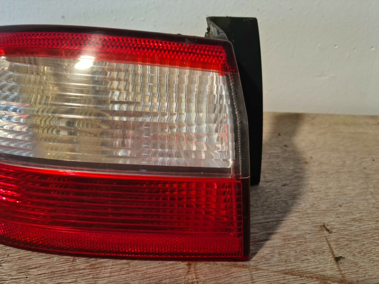 RENAULT LAGUNA II NS OUTER REAR TAIL LIGHT 2002-2004