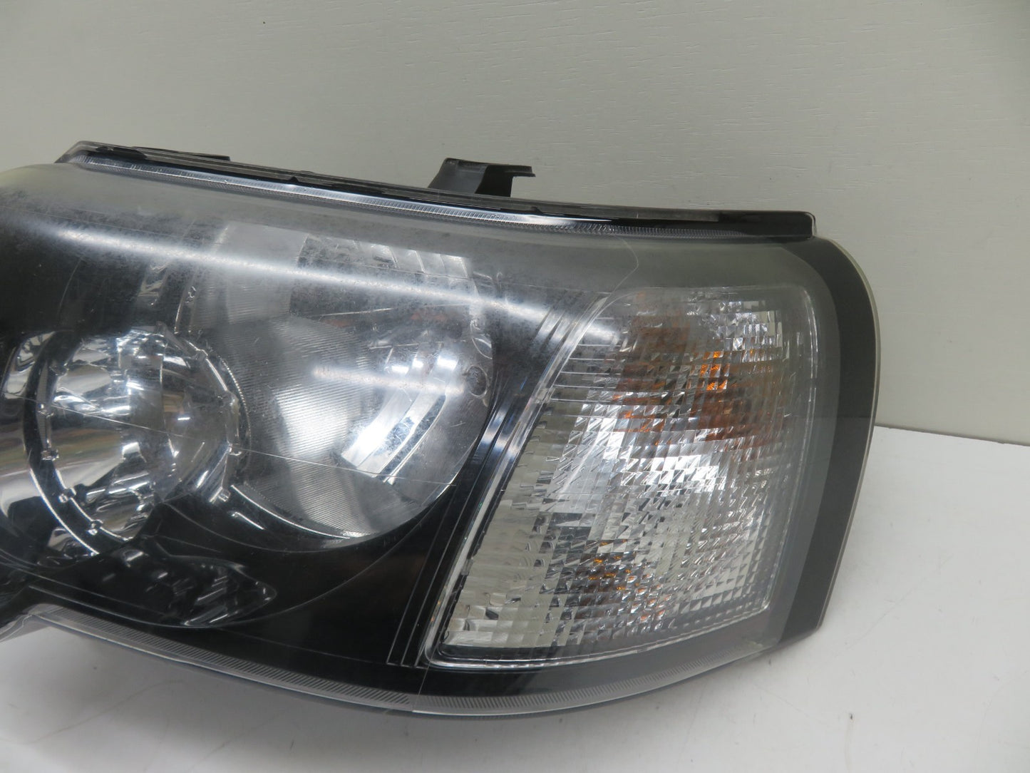 LAND ROVER FREELANDER 1 PASSENGER HEADLIGHT (BOTTOM BRACKETS BROKEN) 2004-2006