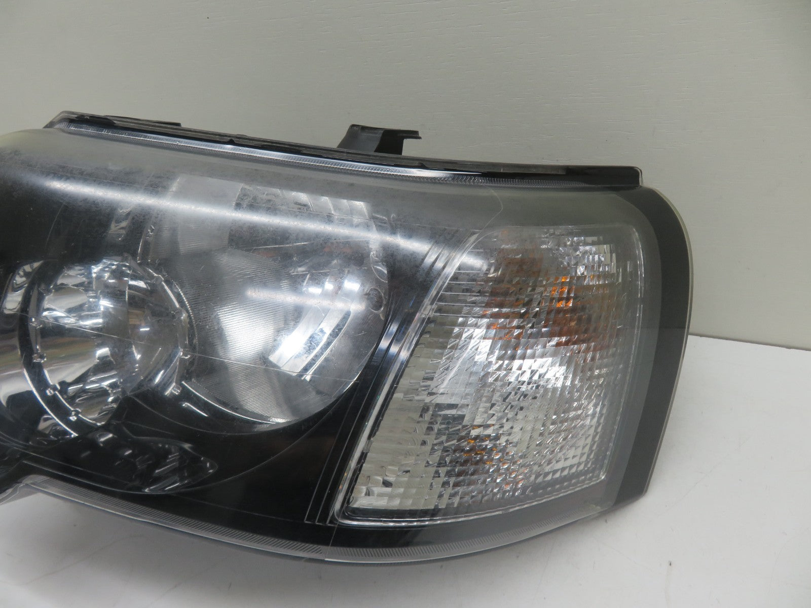 LAND ROVER FREELANDER 1 PASSENGER HEADLIGHT (BOTTOM BRACKETS BROKEN) 2004-2006