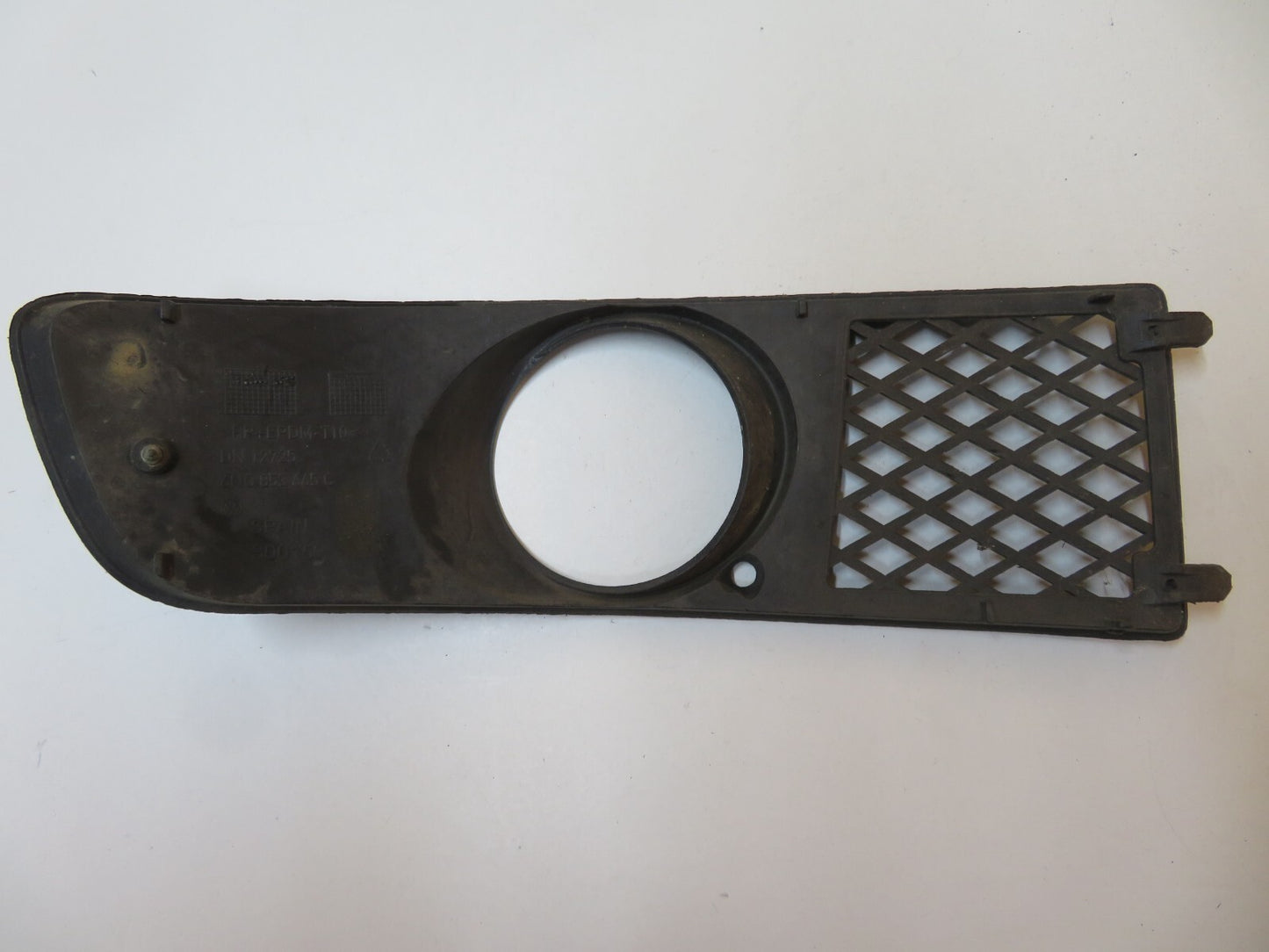 VOLKSWAGEN VW POLO 6N2 PASSENGER NS FRONT GRILL FOG SURROUND 1999-2003 B8