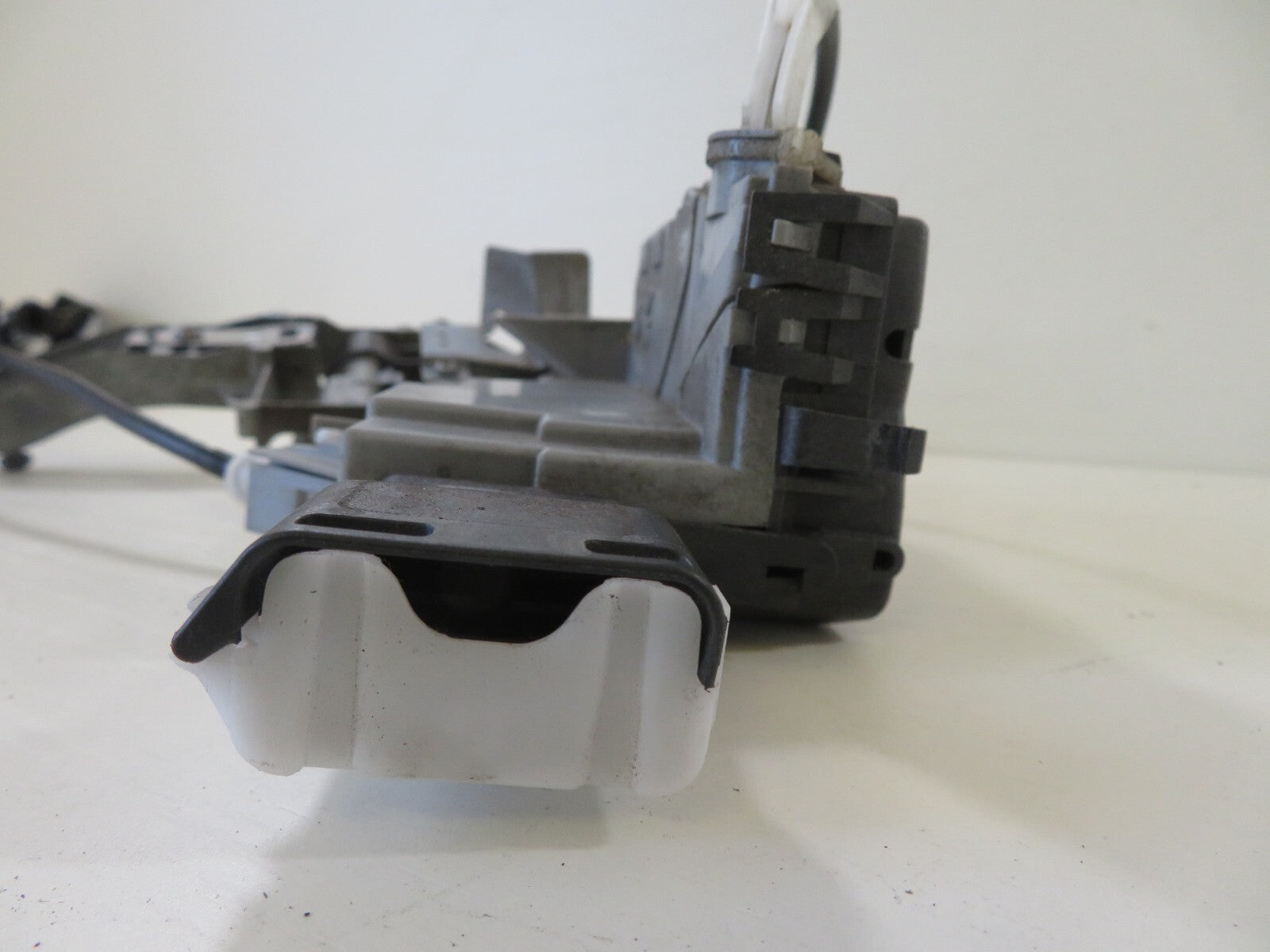 PEUGEOT 308 NSF DOOR LOCK CATCH 2007-2013 1410-2