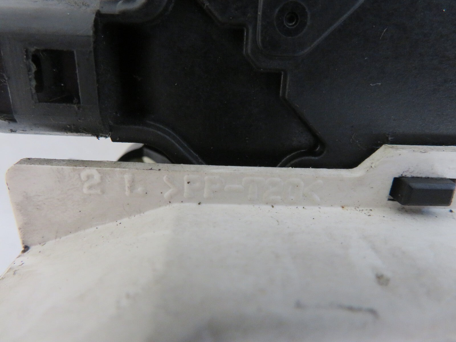 PEUGEOT 4007 NSR DOOR LOCK CATCH 2007-2012 1603-9