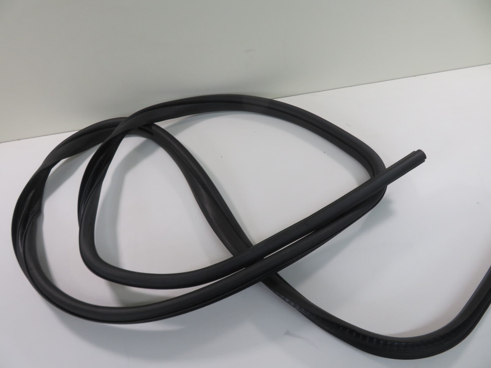 FORD C-MAX NSF PASSENGER FRONT RUBBER DOOR SEAL (ON BODY) 2006-2010 1511-1