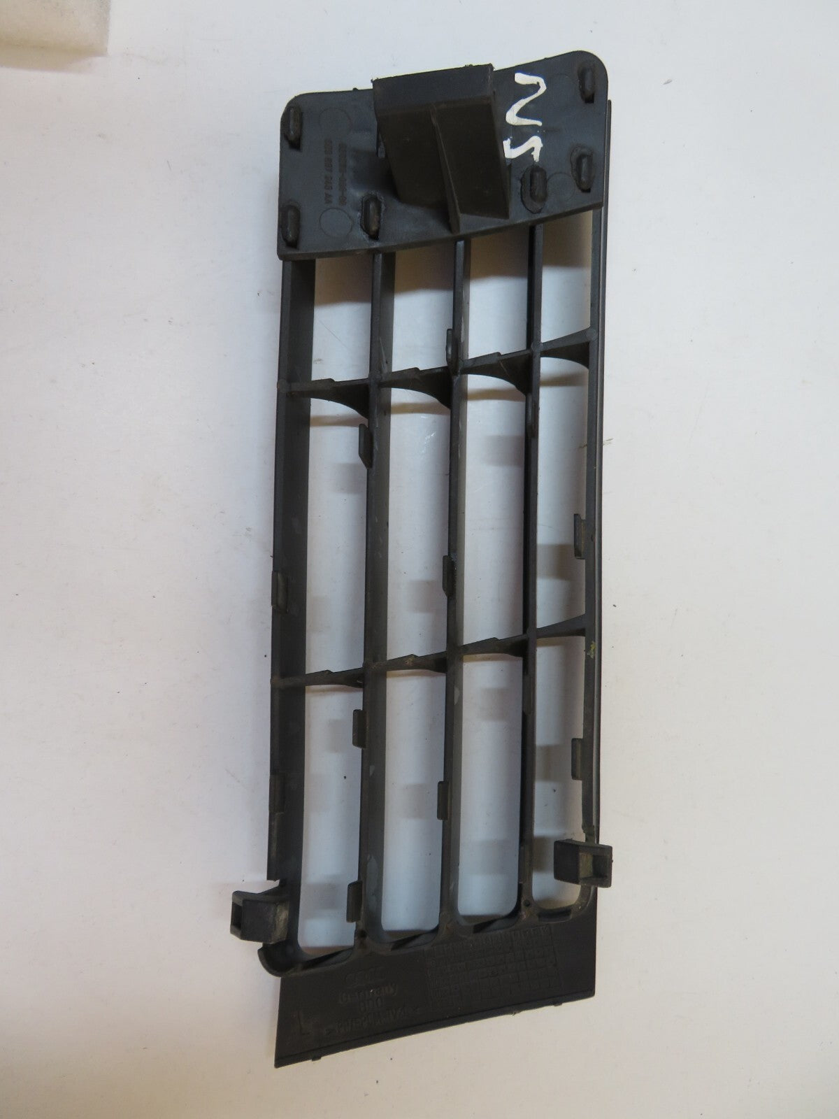 AUDI A4 B5 AVANT FACELIFT FRONT PASSENGER NS BUMPER GRILL 2001 AS15