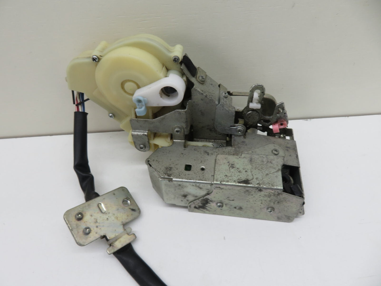 HONDA CRV MK2 NSR PASSENGER REAR DOOR LOCK CATCH 2002-2006 #1200-4