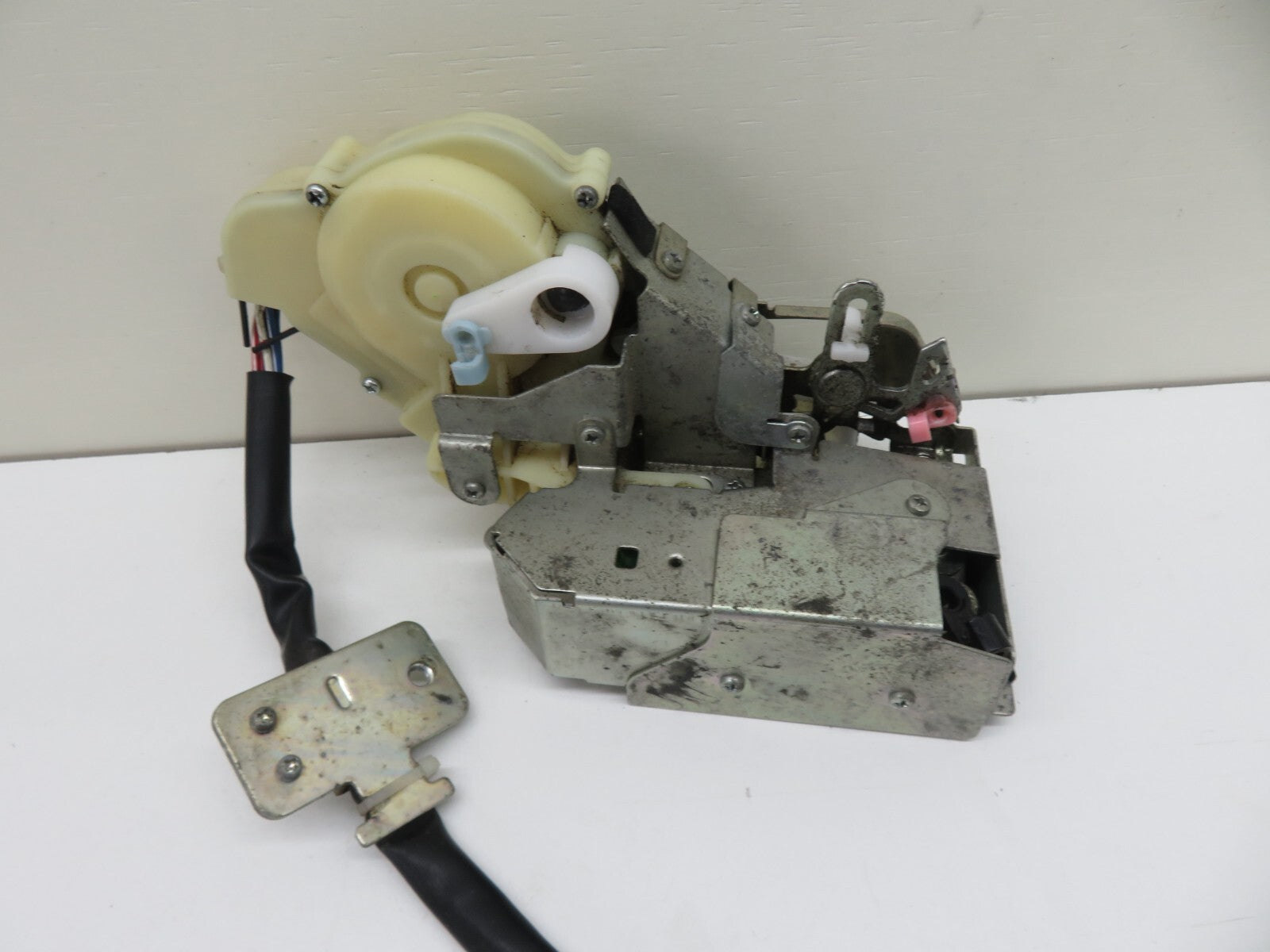 HONDA CRV MK2 NSR PASSENGER REAR DOOR LOCK CATCH 2002-2006 #1200-4