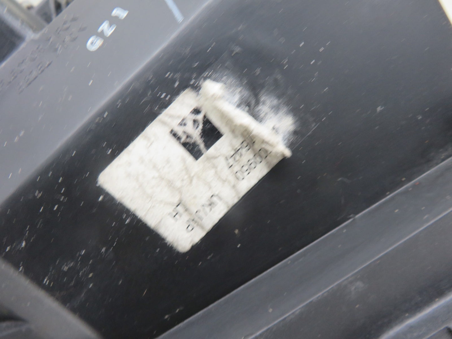 LAND ROVER FREELANDER 1 PASSENGER HEADLIGHT (BOTTOM BRACKETS BROKEN) 2004-2006