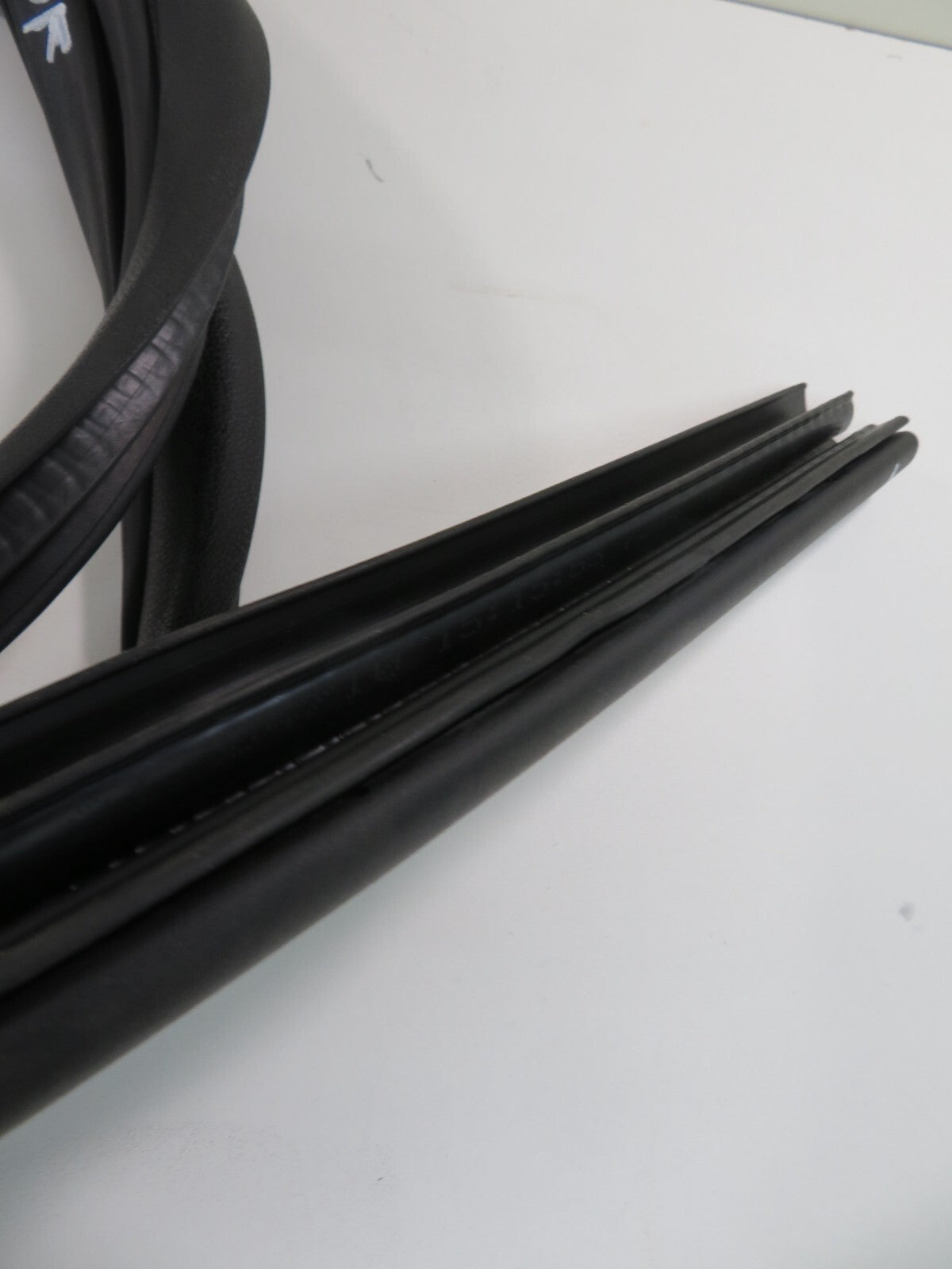 FORD C-MAX NSF PASSENGER FRONT RUBBER DOOR SEAL (ON BODY) 2006-2010 1511-1