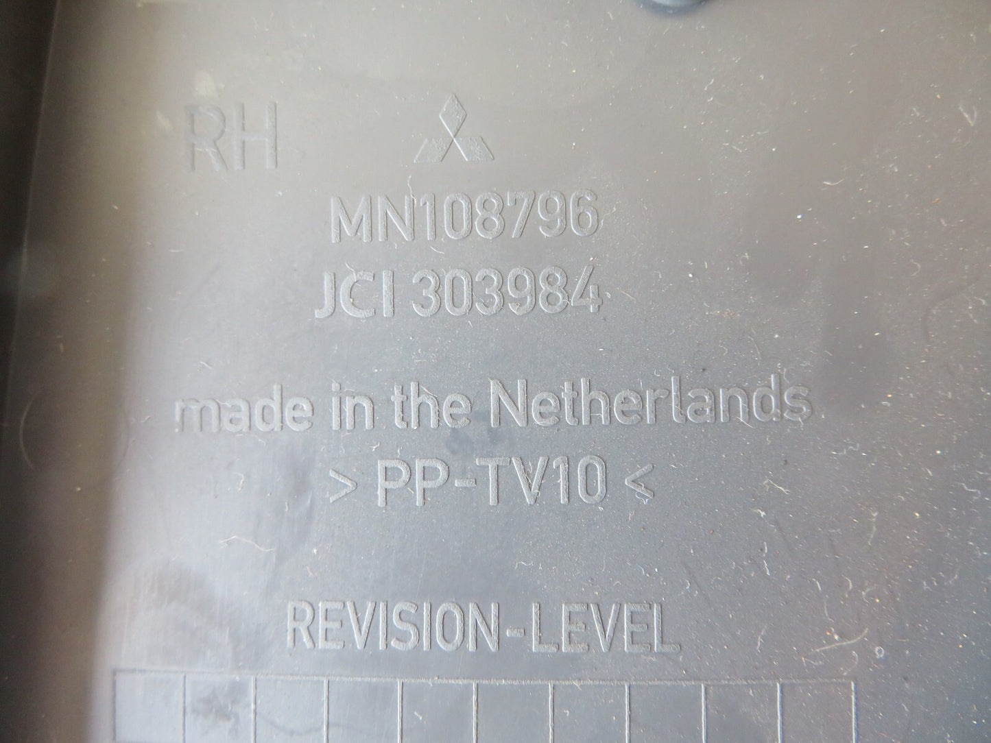 MITSUBISHI COLT CZ1 REAR LIGHT ACCESS COVER RH MN108796 04-08 AMS1652