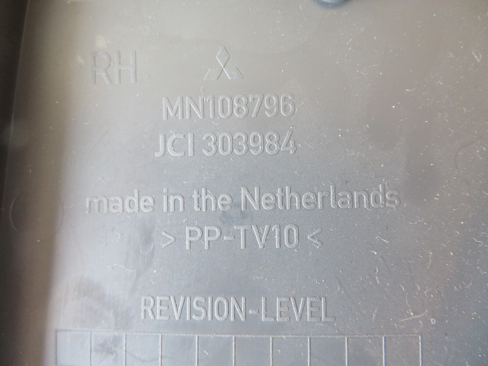 MITSUBISHI COLT CZ1 REAR LIGHT ACCESS COVER RH MN108796 04-08 AMS1652