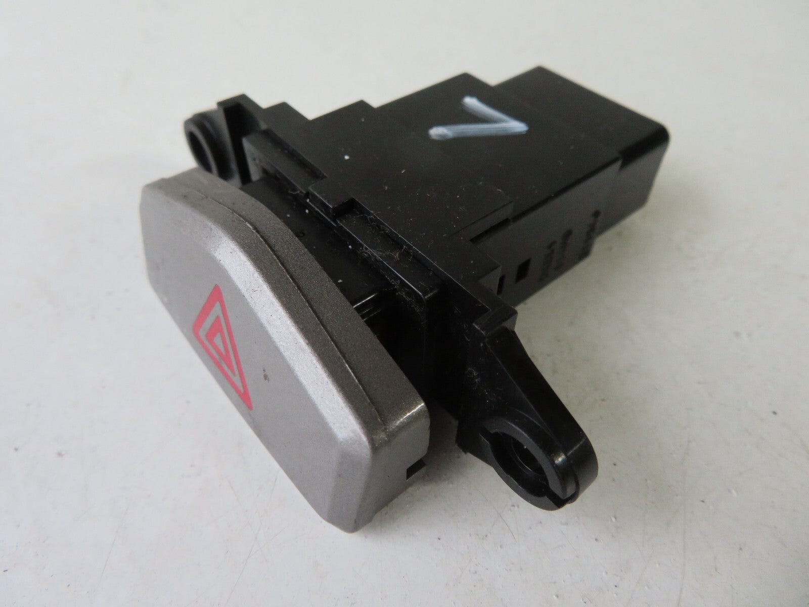 KIA CARENS HAZARD SWITCH 2002-2006 A1607-7