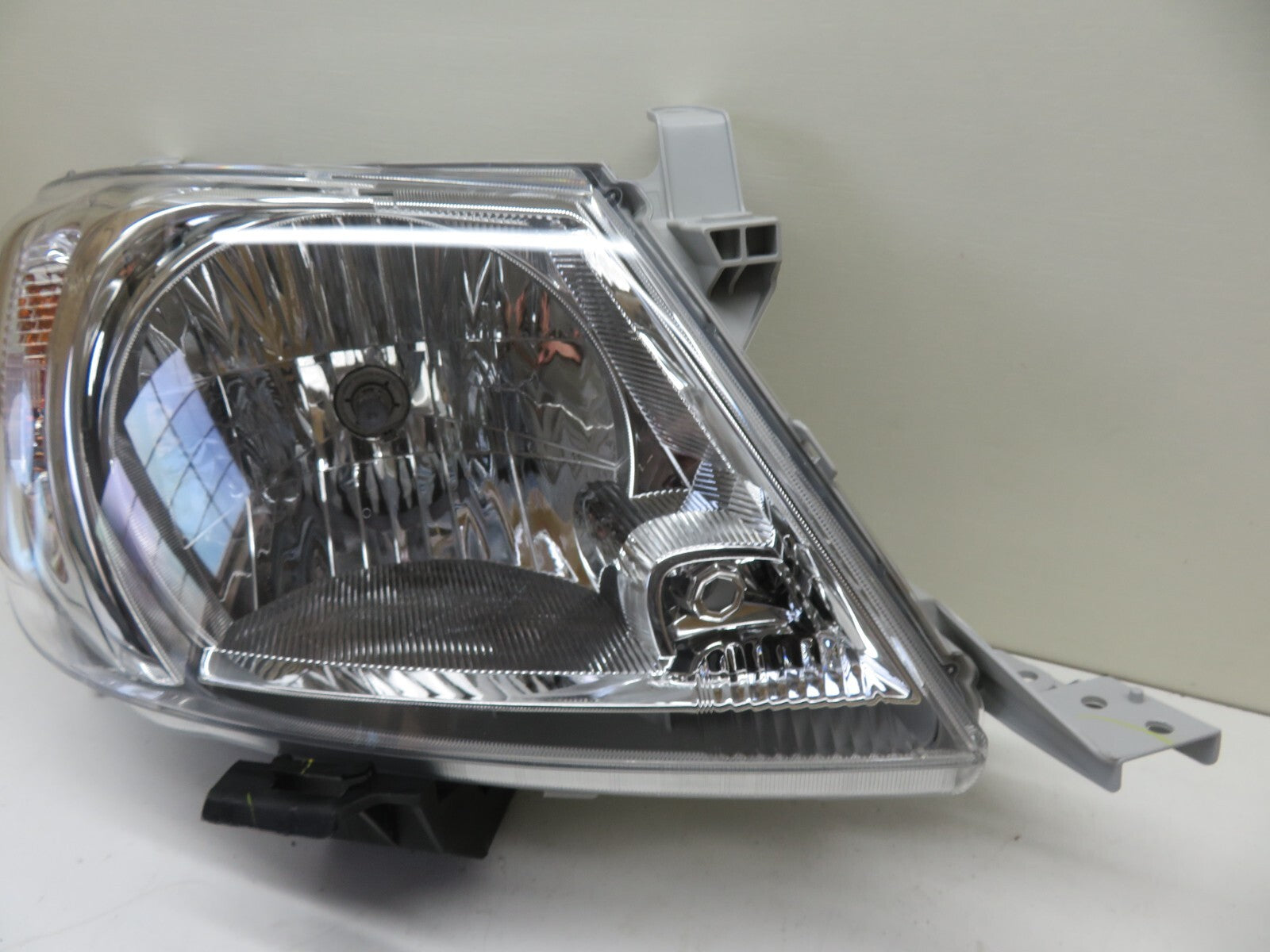 OS DRIVER SIDE HEADLIGHT FOR TOYOTA HILUX 81110-0K180 2009-2015