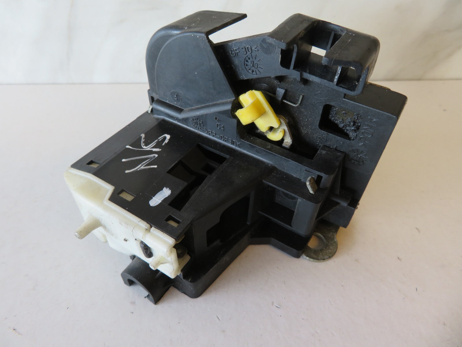 RENAULT CLIO MK2 NS PASSENGER DOOR LOCK CATCH 2000-2006 AMS1700