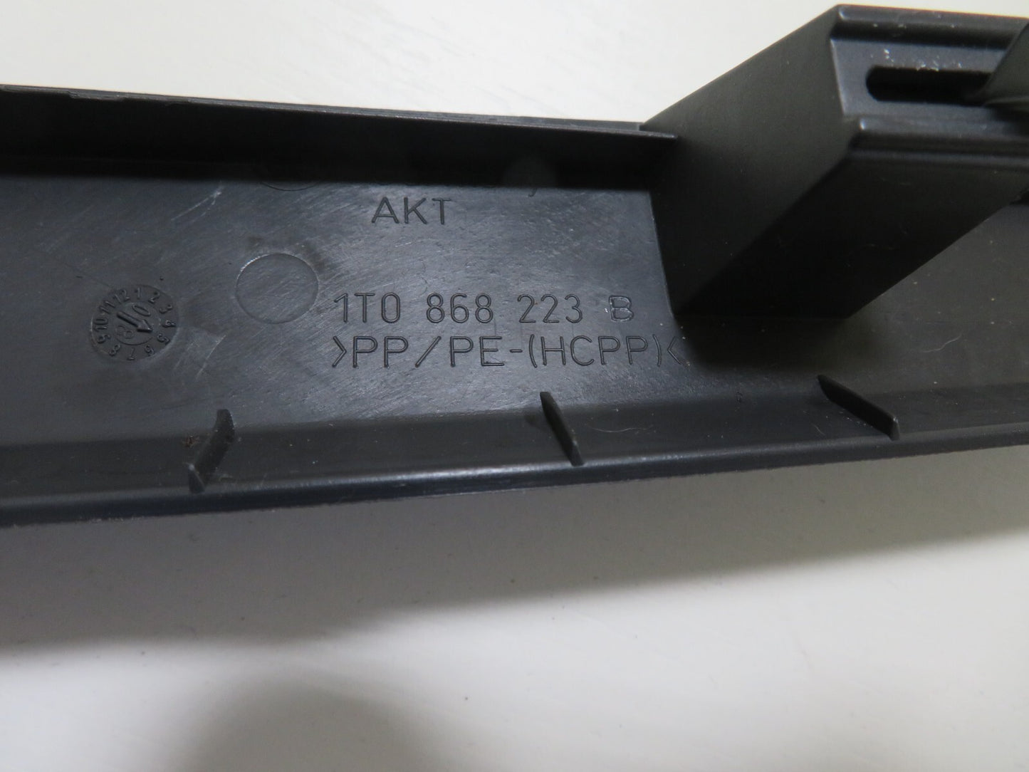 VOLKSWAGEN VW TOURAN NS PASSENGER EDGE TRIM 1T0868223B 2003-2009 1750-3