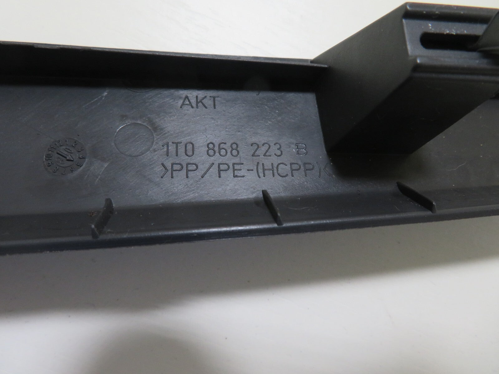 VOLKSWAGEN VW TOURAN NS PASSENGER EDGE TRIM 1T0868223B 2003-2009 1750-3