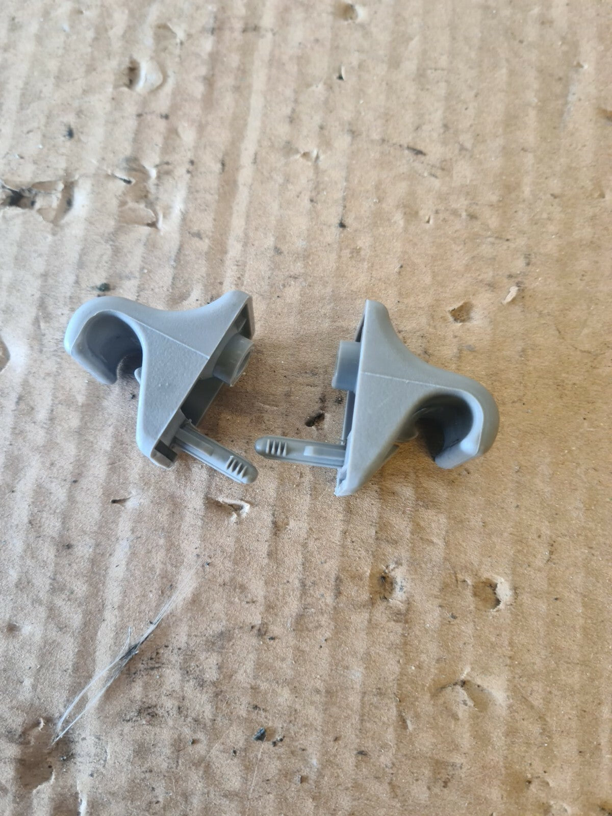 KIA SORENTO SUN VISOR CLIPS PAIR 2002-2009 A54