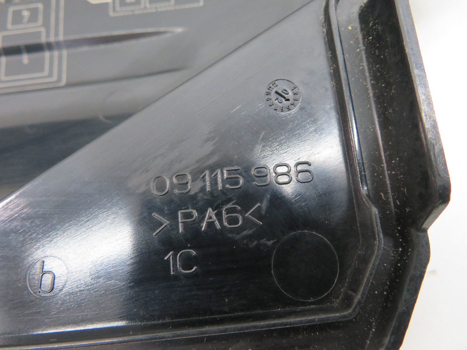 VAUXHALL CORSA ENGINE BAY FUSE BOX COVER TRIM 09115986 2000-2006 1530-2